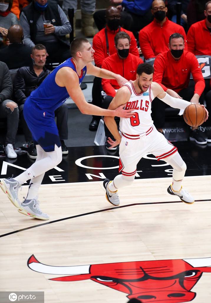 包含芝加哥公牛NBA战胜夏洛特黄蜂拉文三分命中的词条